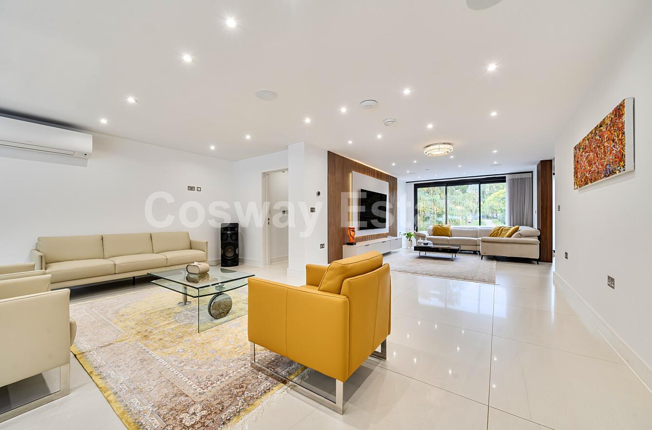 5 bed property in Reddings Close, Mill Hill, NW7, London